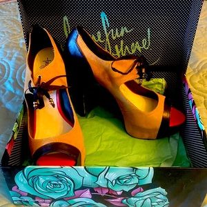 Taylor Says Nesta Heels💙 only worn a few times.